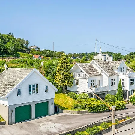 Awesome In With Kitchen Holiday home Skjoldastraumen